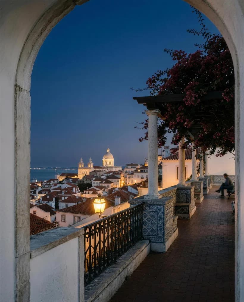 Ambiente de Lisboa al caer la tarde (imagen ilustrativa generada con IA)